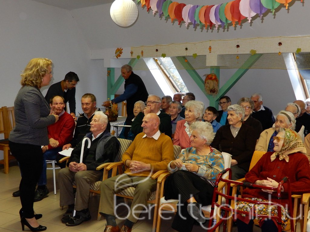 A szépkorúakat köszöntötték 32